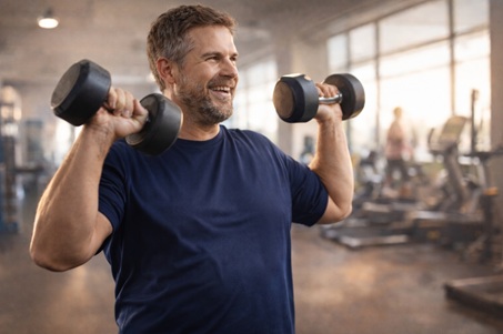 Chirurgia: prepararsi cambia il recupero Nel carcinoma polmonare in stadio iniziale, la resezione chirurgica rappresenta la terapia principale e potenzialmente curativa. Tuttavia, l’intervento comporta inevitabilmente una riduzione temporanea della capacità funzionale e della QOL. In uno studio prospettico su 260 pazienti di età superiore ai 70 anni sottoposti a resezione polmonare per NSCLC, il punteggio globale di QOL (EORTC QLQ-C30 Summary Score) è passato da un valore mediano di 90,1 nel pre-operatorio a 81,5 a un mese dall’intervento, con un recupero verso i valori basali entro tre mesi. Il dato più interessante non riguarda tanto il calo iniziale – prevedibile – quanto il fattore associato al recupero: la riduzione della distanza percorsa al test del cammino di 6 minuti (6MWT) nel periodo perioperatorio è risultata il principale predittore indipendente del punteggio di QOL a 1, 3 e 6 mesi. Quindi non l’età o il tipo di resezione o le comorbidità preesistenti. Solo la perdita di capacità funzionale. Qui entra in gioco la prehabilitation, ovvero un percorso multidisciplinare preoperatorio (o pre-trattamento in generale) che mira ad ottimizzare le condizioni fisiche, nutrizionali e psicologiche del paziente prima di un intervento (o di un trattamento). Una revisione della letteratura sui programmi di esercizio preoperatorio nei pazienti con NSCLC ha mostrato che l’allenamento prima dell’intervento è associato a una riduzione del rischio di complicanze polmonari post-operatorie di circa il 67%. Inoltre, i pazienti sottoposti ai programmi di esercizio hanno presentato una riduzione della degenza ospedaliera di circa 4 giorni e un miglioramento significativo della distanza percorsa al 6MWT nel periodo pre-operatorio. Allo stesso modo, anche programmi brevi della durata di 2–4 settimane, se eseguiti con frequenza adeguata (fino a 3–5 sessioni settimanali), sono stati in grado di migliorare la capacità aerobica e attenuare la perdita di fitness cardiorespiratoria nel periodo perioperatorio. Preparare il paziente prima dell’intervento non significa semplicemente “allenarlo”. Significa aumentare la capacità di adattamento allo stress chirurgico e, quindi, ridurre il divario tra insulto e recupero. 